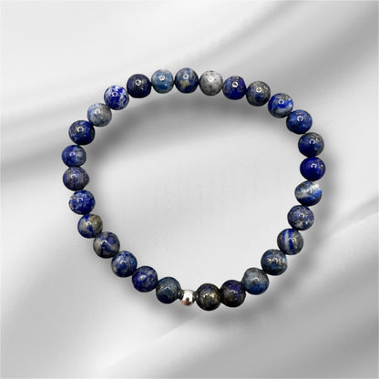 Lapislazuli Armband – Weisheit &amp; Innere Wahrheit | Handgefertigtes EdeLapislazuli Armband – Dein Stein für Weisheit und Selbstwahrnehmung
Finde deine innere Wahrheit und vertraue auf deine Intuition mit dem Lapislazuli-Armband. Dieser 