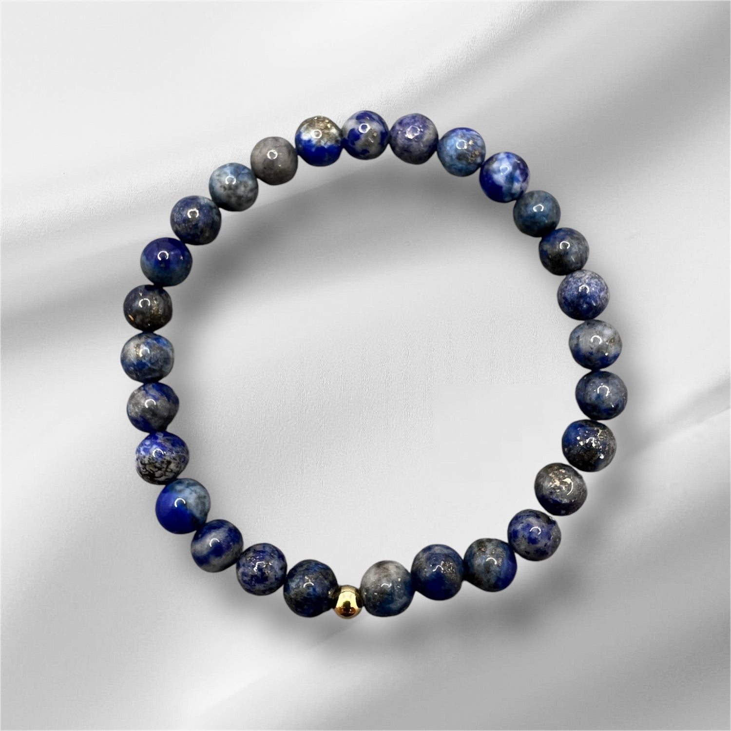 Lapislazuli Armband – Weisheit &amp; Innere Wahrheit | Handgefertigtes EdeLapislazuli Armband – Dein Stein für Weisheit und Selbstwahrnehmung
Finde deine innere Wahrheit und vertraue auf deine Intuition mit dem Lapislazuli-Armband. Dieser 